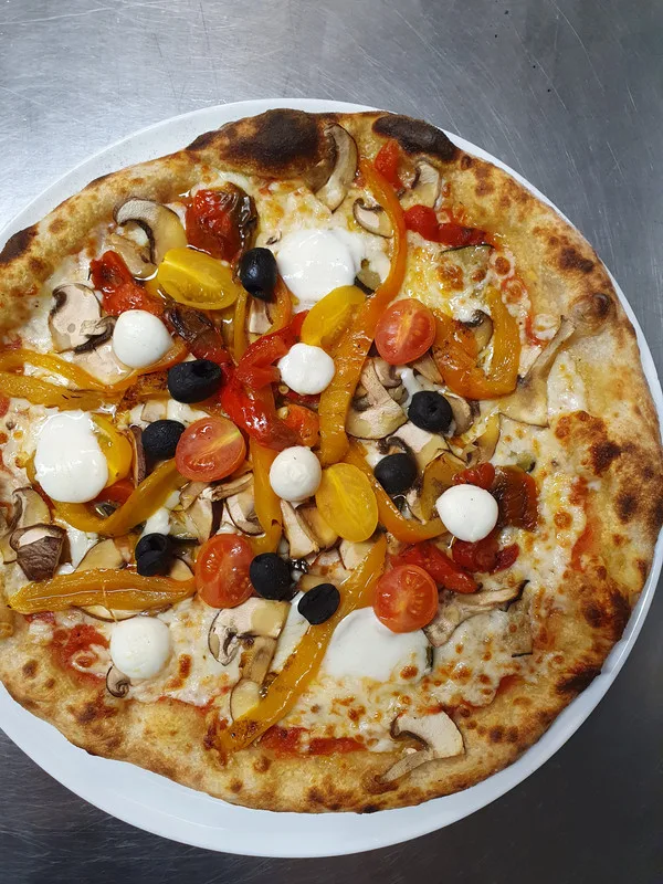 Pizza végétarienne — poivrons, champignons, olives et billes de mozzarella.