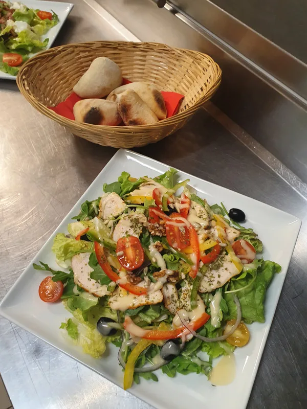 Salade de poulet, crudités et pain maison grillé.