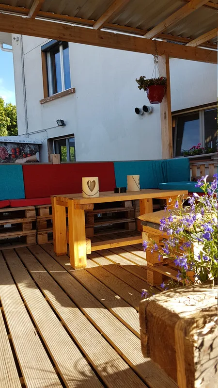 La terrasse en bois du P'tit Crousti, au soleil.
